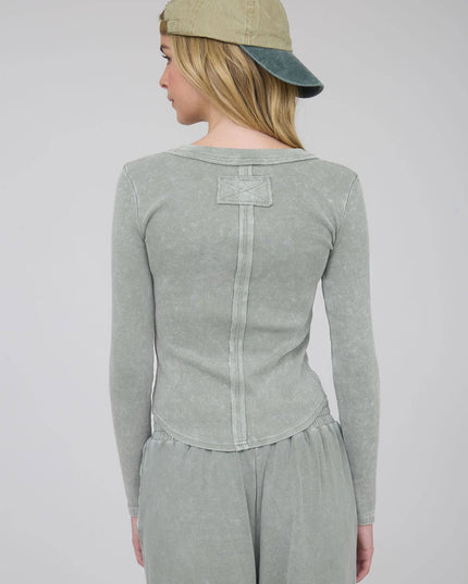 WASHED LONG SLEEVE RIBBED HENLEY KNIT TOP