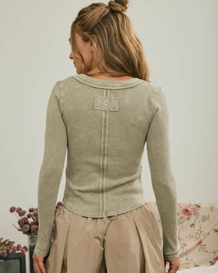 WASHED LONG SLEEVE RIBBED HENLEY KNIT TOP